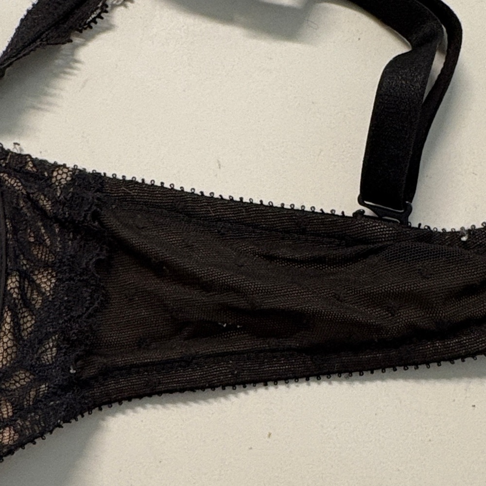 Victoria's Secret Black and Red Lace Bra - Picture 5 of 10